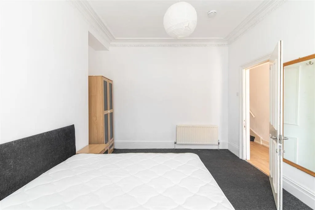 5 bedroom terraced house for rent