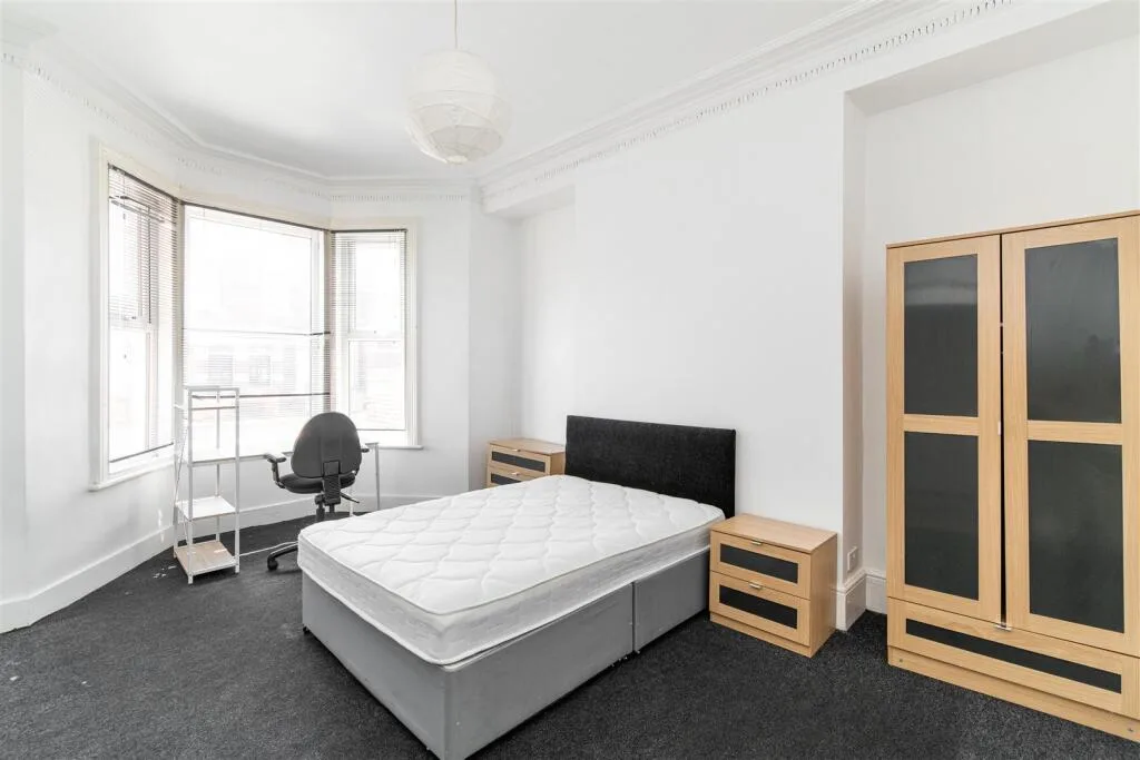 5 bedroom terraced house for rent