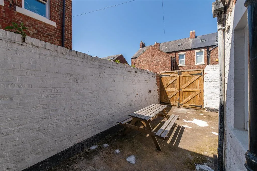 5 bedroom terraced house for rent