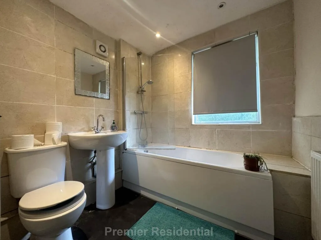 4 bedroom semi-detached house for rent