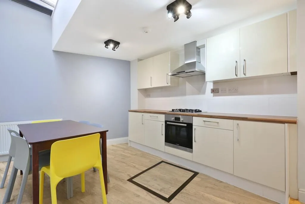 2 bedroom maisonette for rent