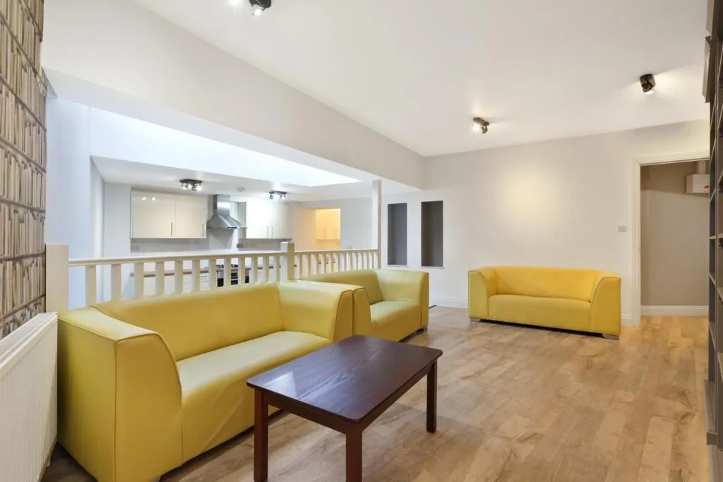 2 bedroom maisonette for rent
