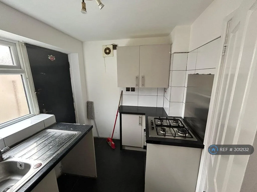 3 bedroom end of terrace house for rent