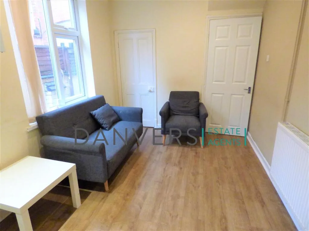 5 bedroom terraced house for rent
