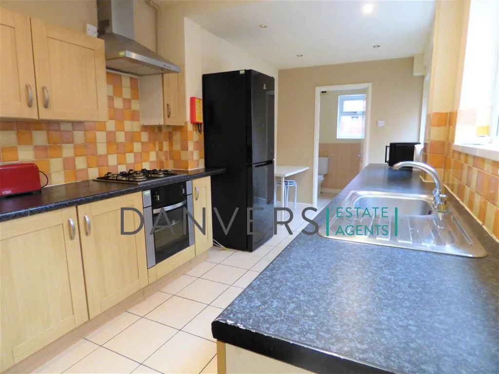 5 bedroom terraced house for rent