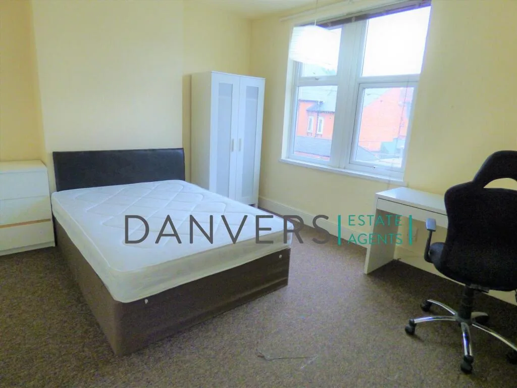 5 bedroom terraced house for rent