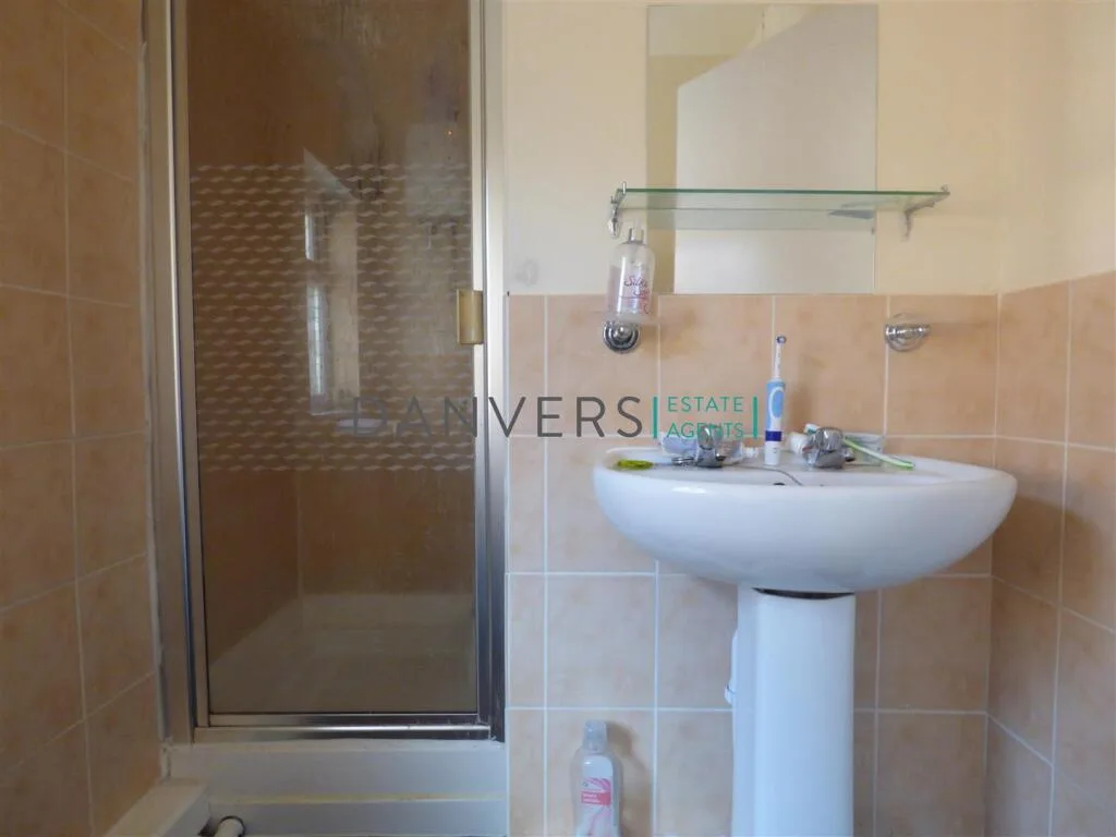 5 bedroom terraced house for rent