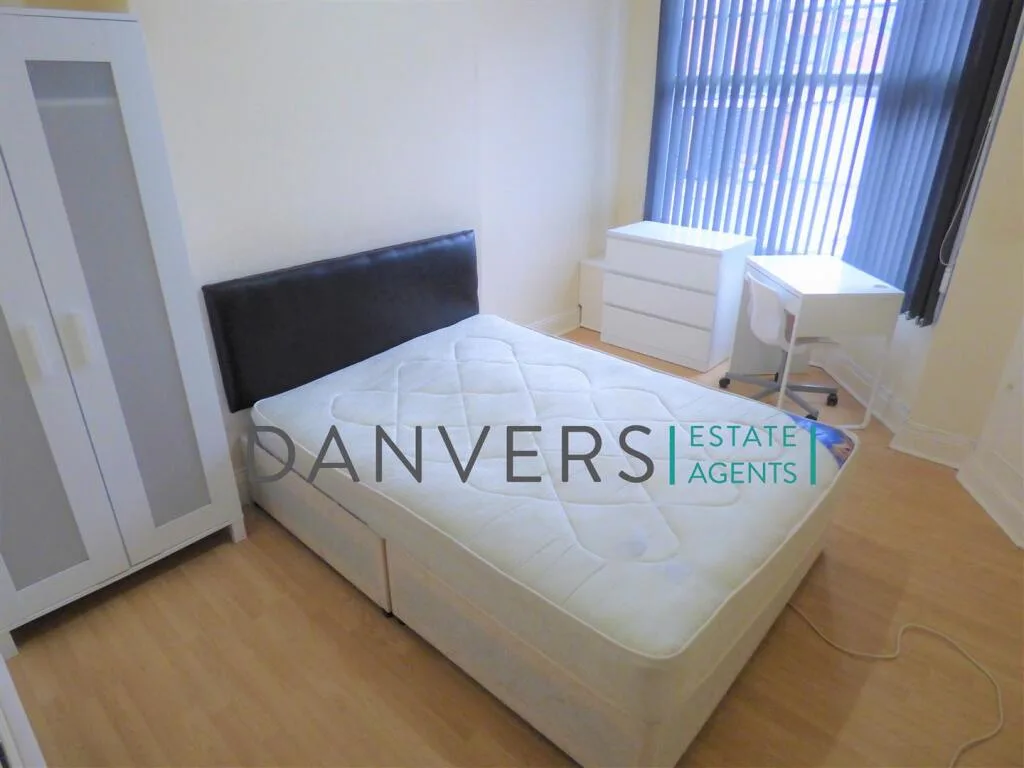 5 bedroom terraced house for rent