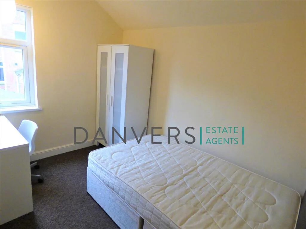5 bedroom terraced house for rent