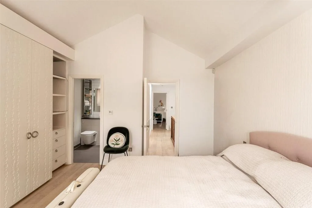 3 bedroom mews property for rent
