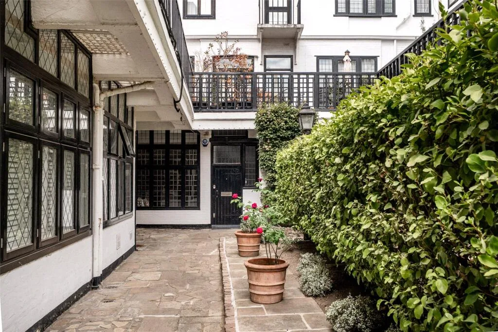 3 bedroom mews property for rent
