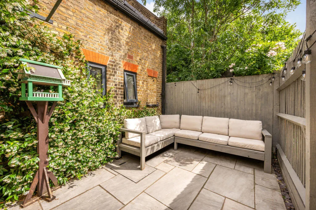 2 bedroom house for rent