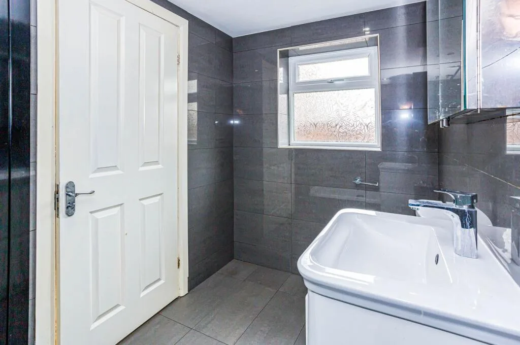 3 bedroom end of terrace house for rent