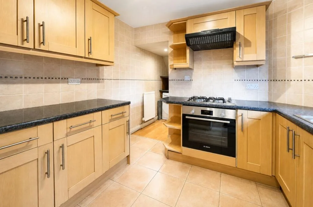 3 bedroom end of terrace house for rent