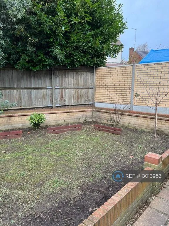 4 bedroom semi-detached house for rent