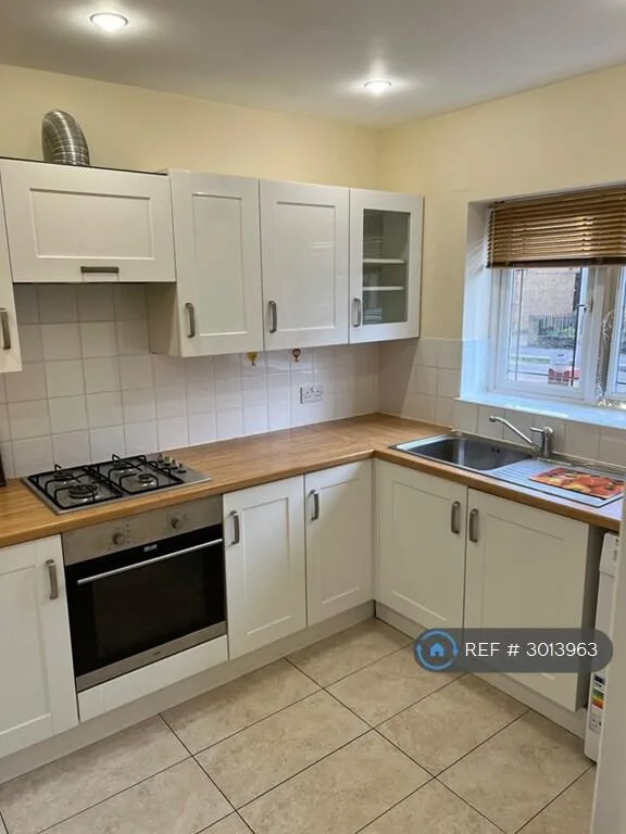 4 bedroom semi-detached house for rent