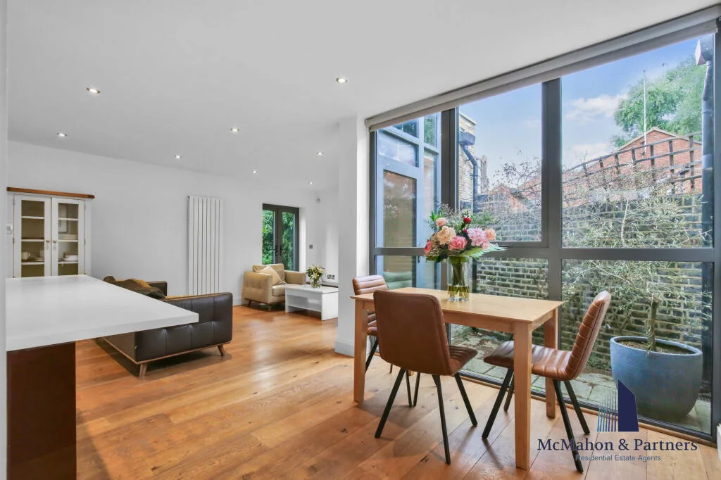 3 bedroom mews property for rent