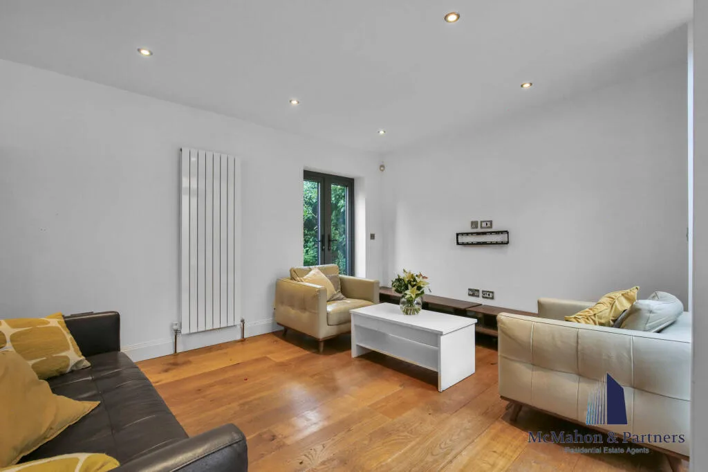 3 bedroom mews property for rent