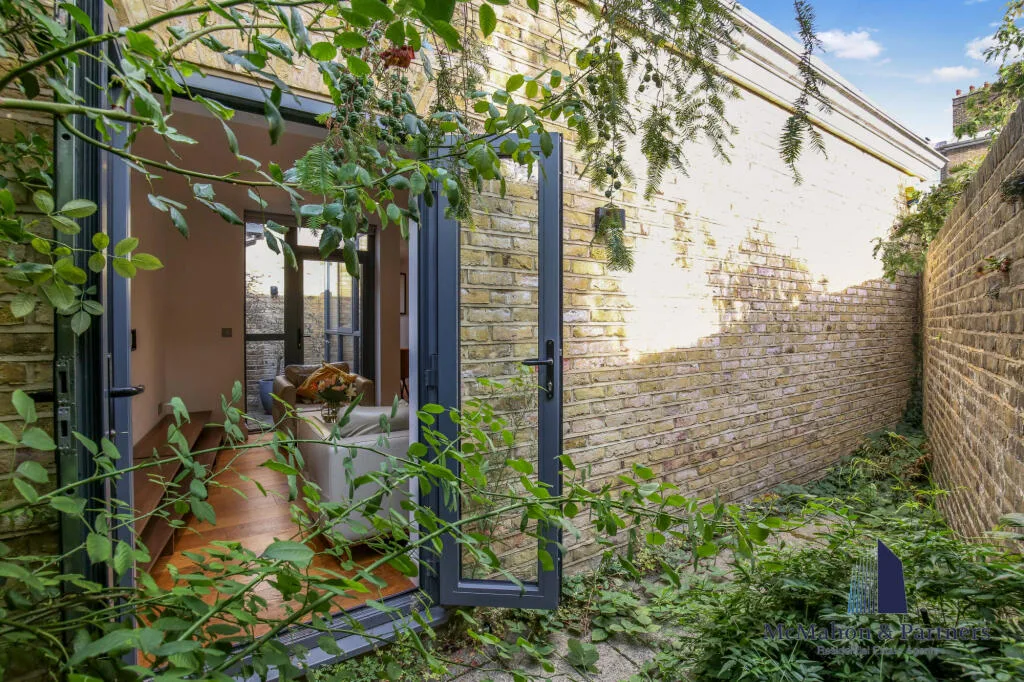 3 bedroom mews property for rent