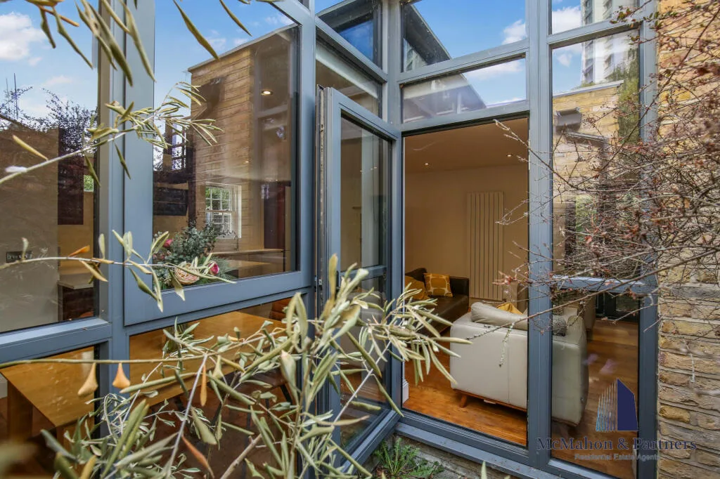 3 bedroom mews property for rent