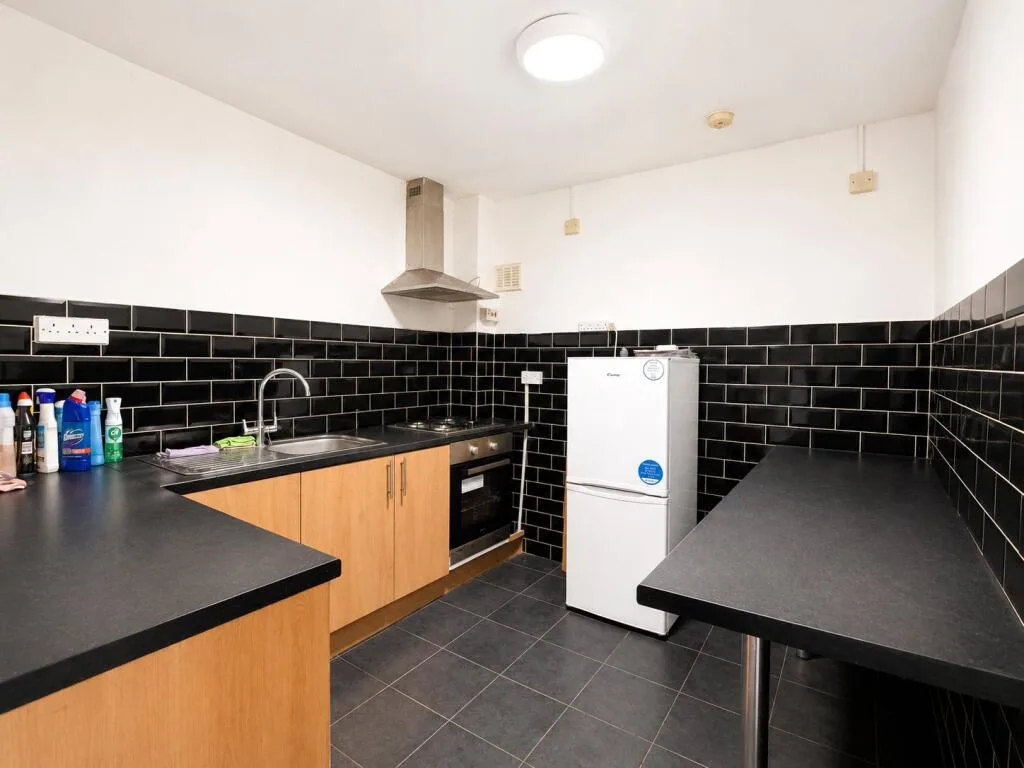 4 bedroom end of terrace house for rent