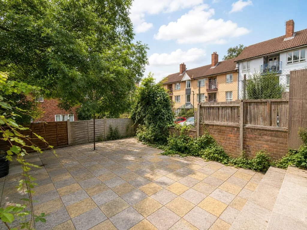 4 bedroom end of terrace house for rent