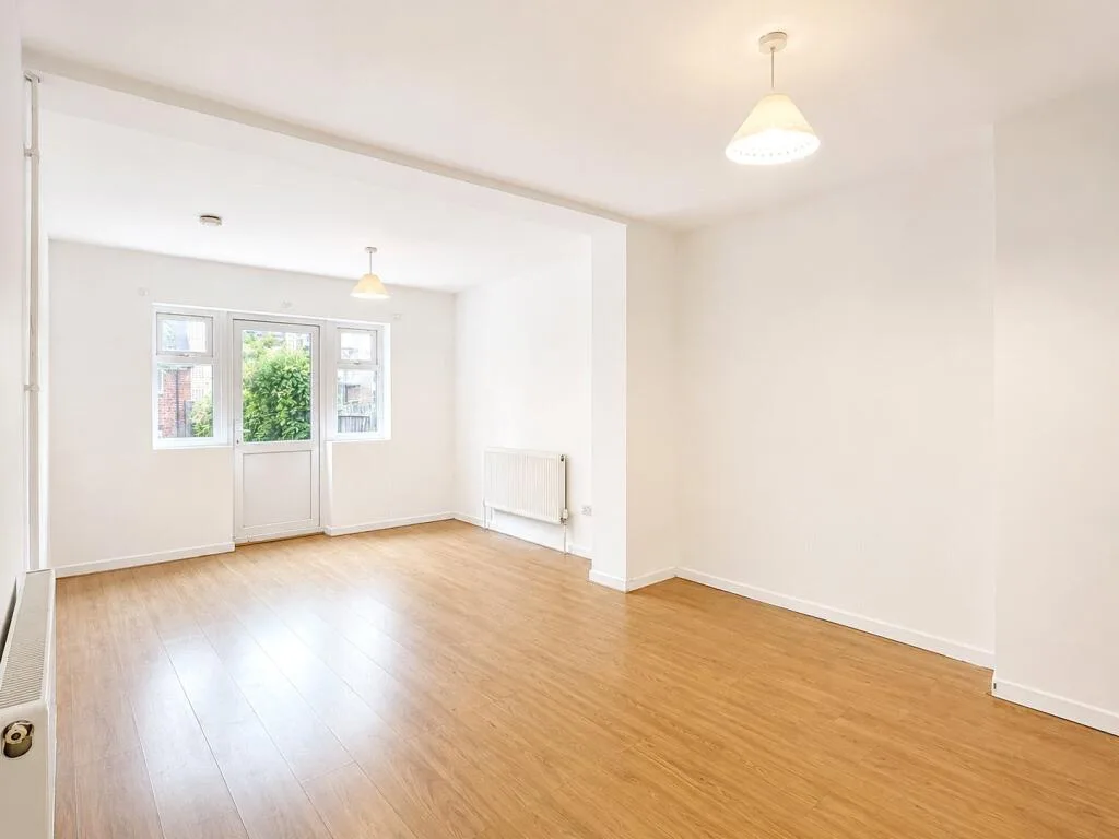 4 bedroom end of terrace house for rent