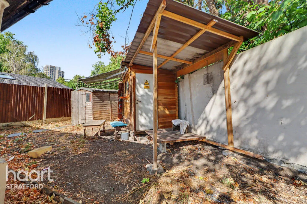 2 bedroom detached bungalow for rent