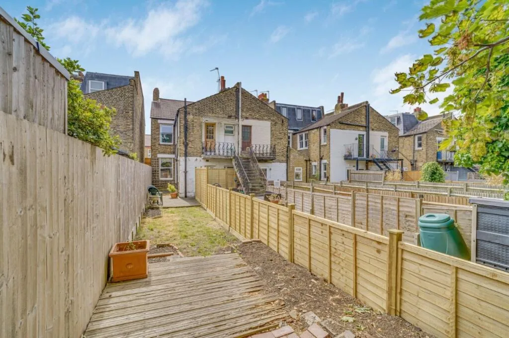 1 bedroom maisonette for rent