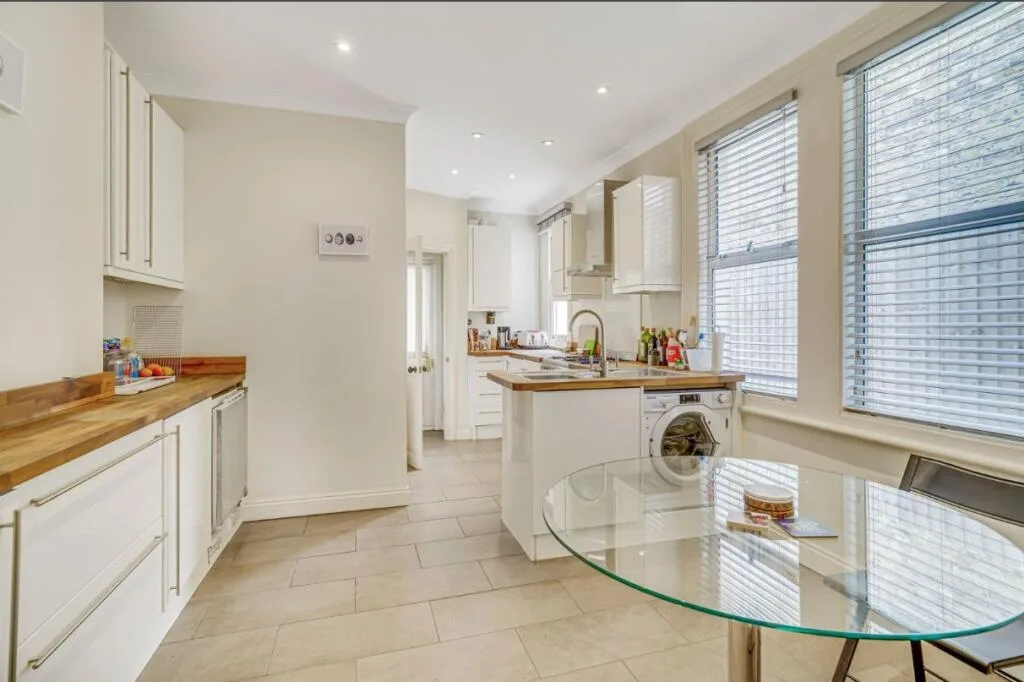 1 bedroom maisonette for rent