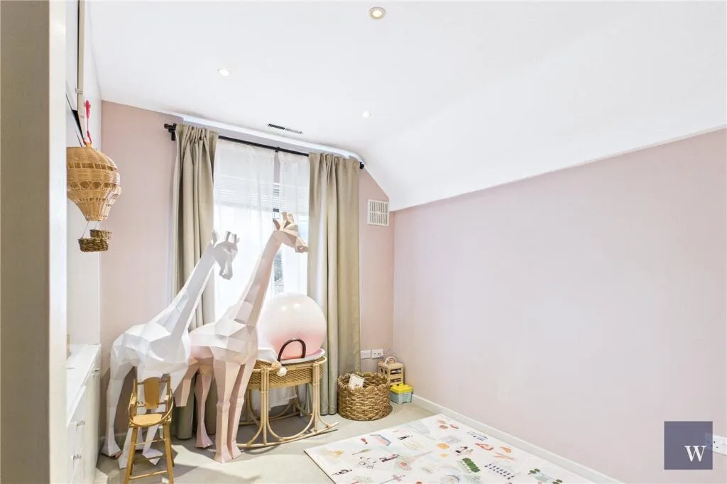 4 bedroom semi-detached house for rent