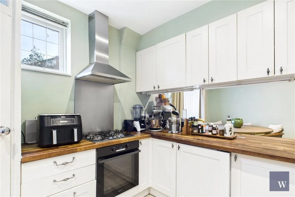 4 bedroom semi-detached house for rent