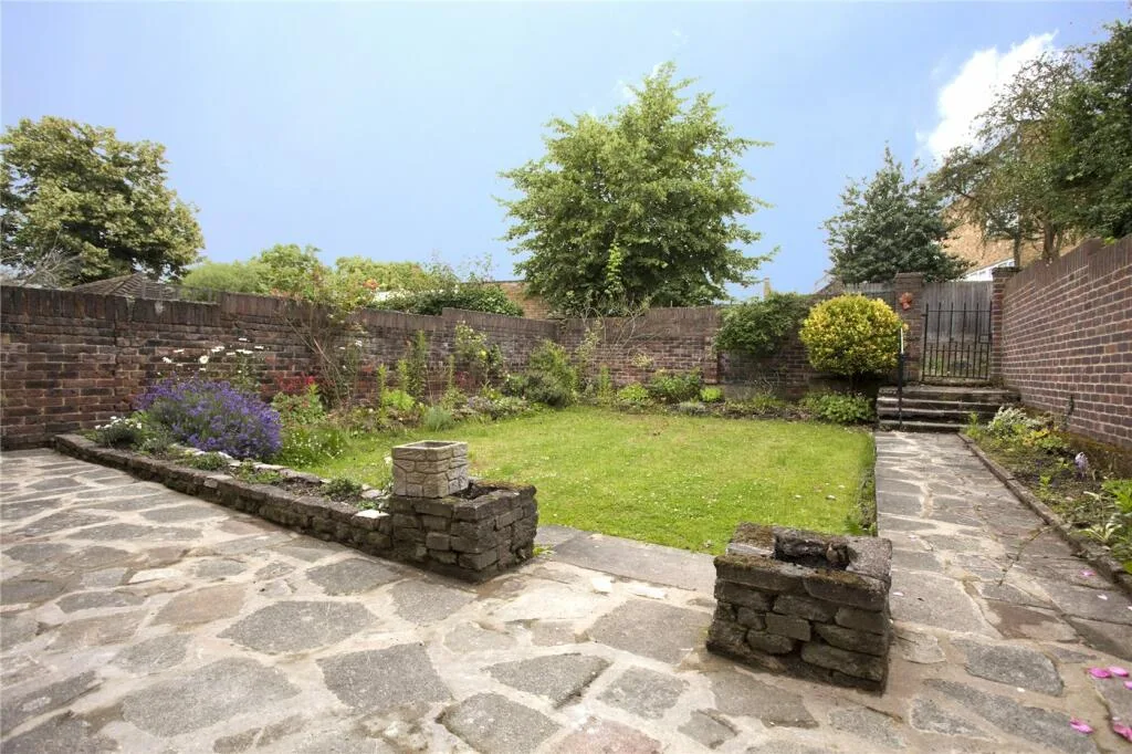 4 bedroom semi-detached house for rent