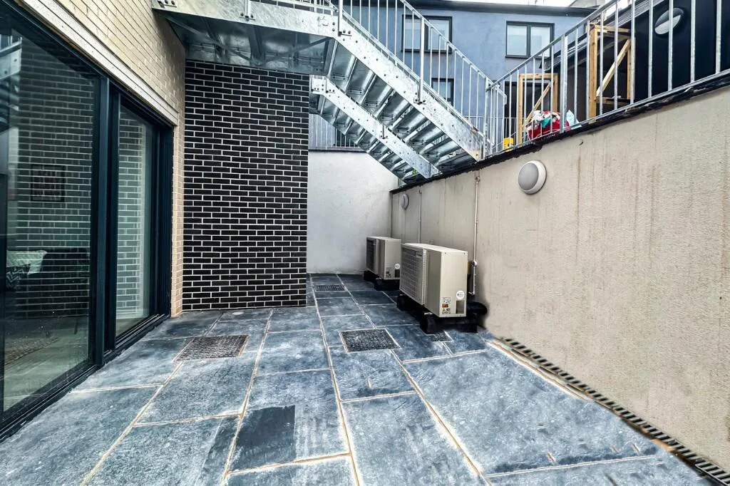 1 bedroom mews property for rent