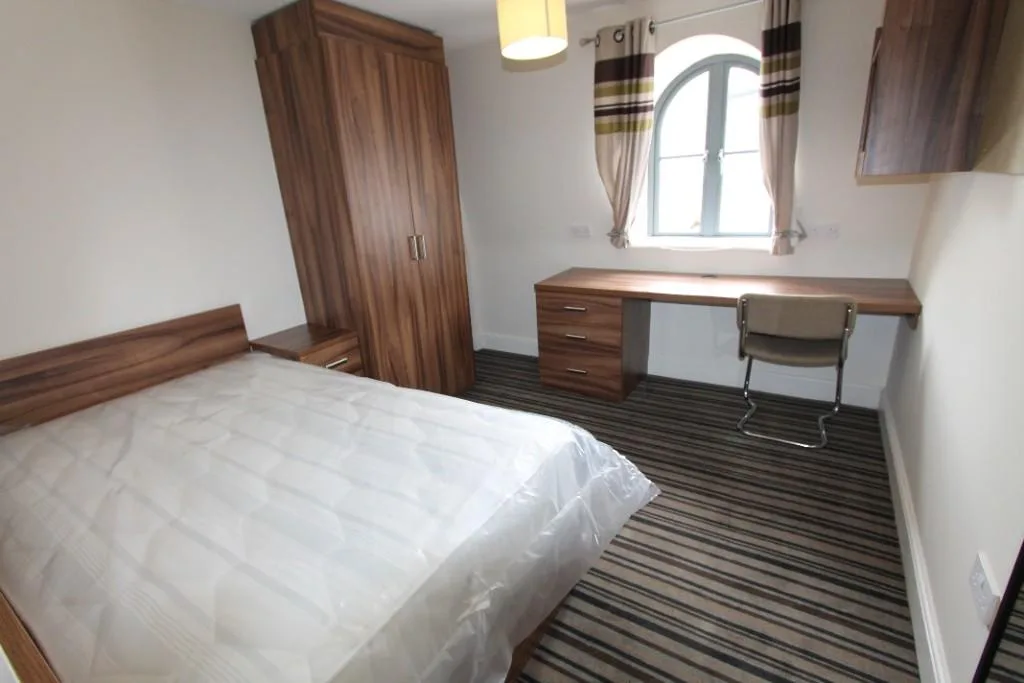5 bedroom flat for rent