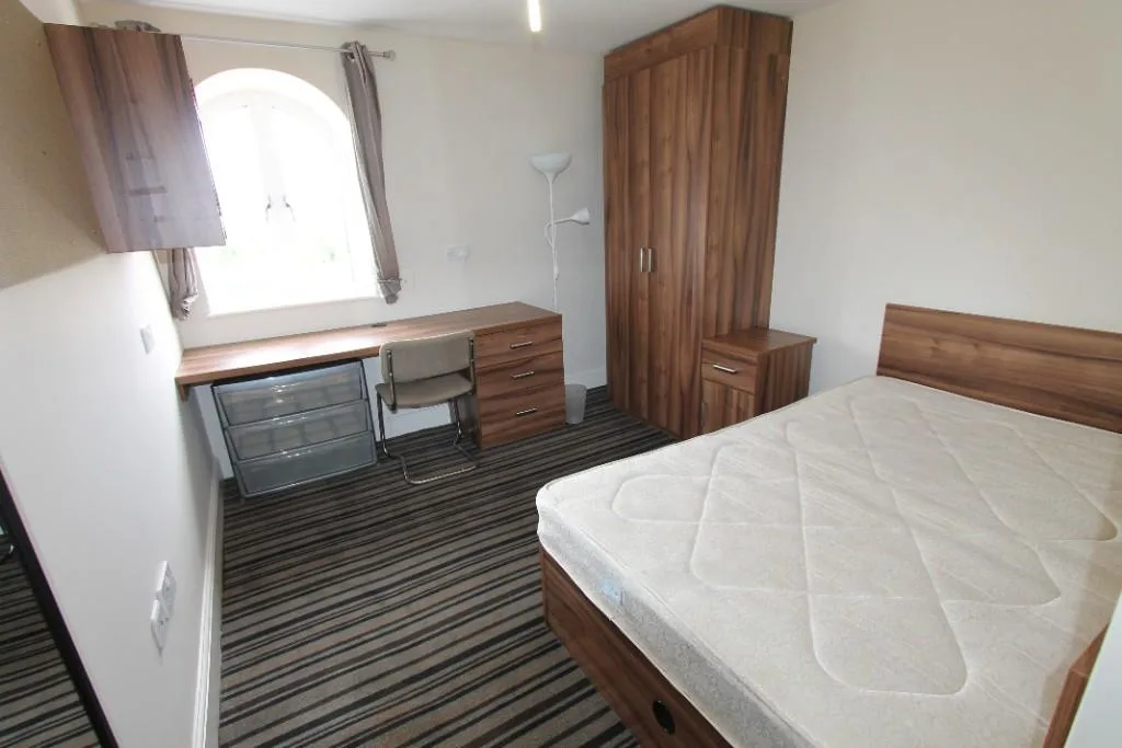 5 bedroom flat for rent