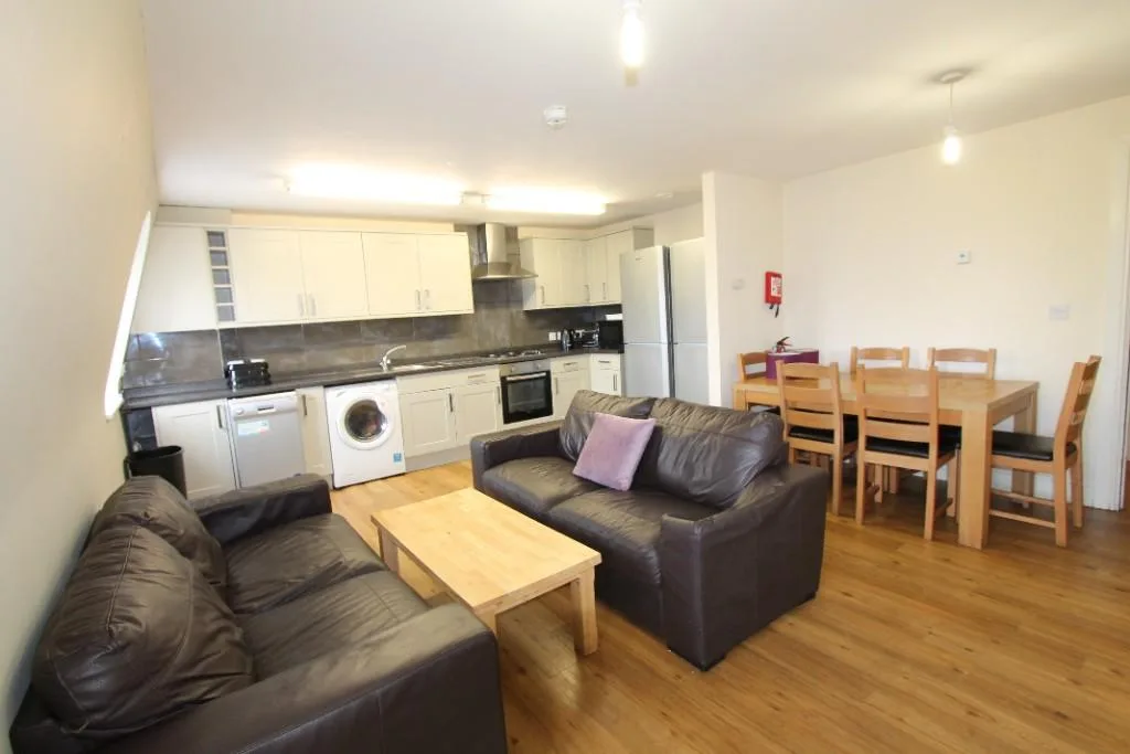 5 bedroom flat for rent