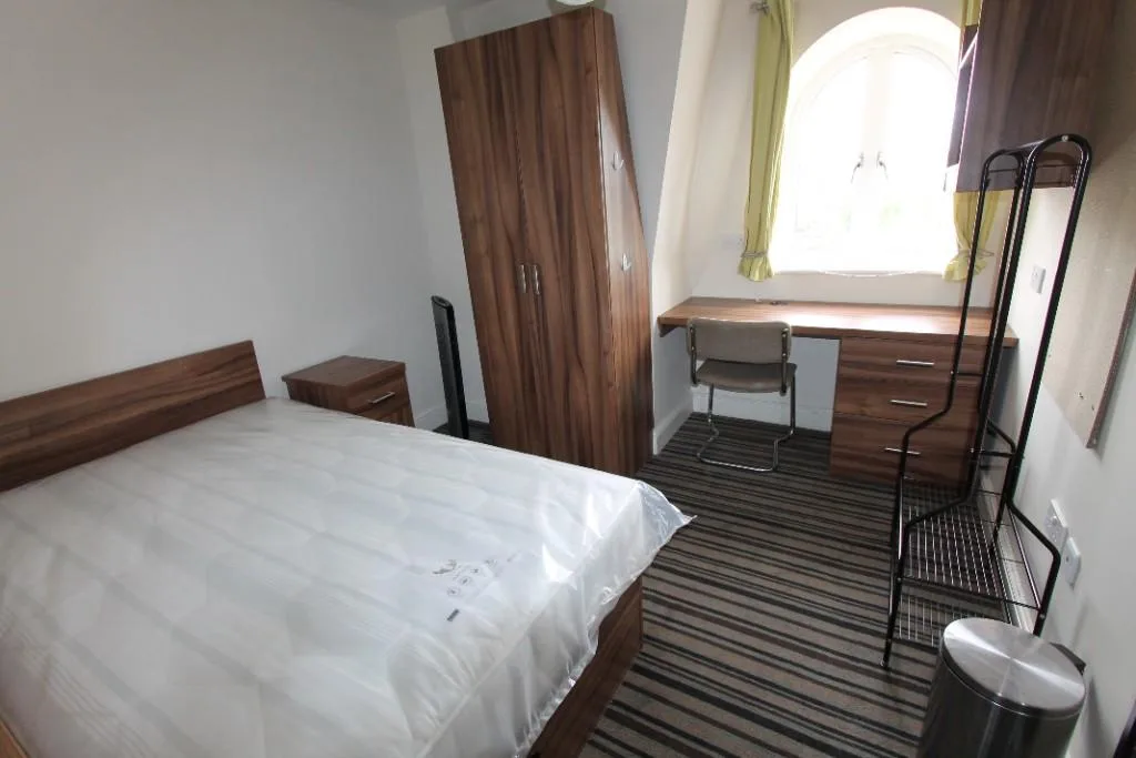 5 bedroom flat for rent
