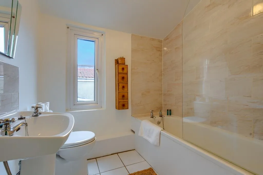 3 bedroom semi-detached house for rent