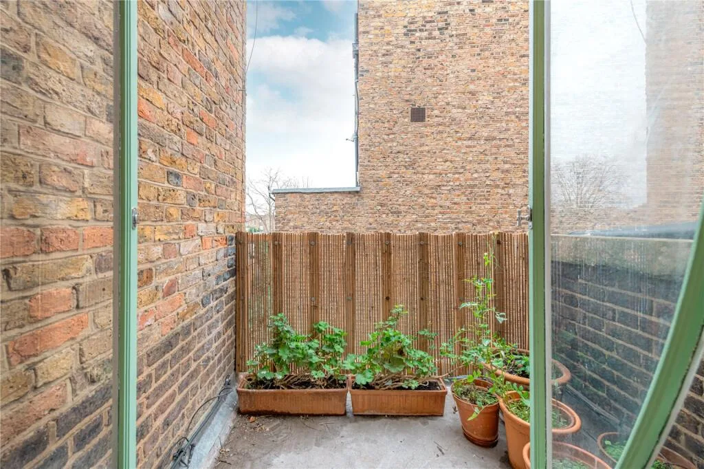 3 bedroom maisonette for rent