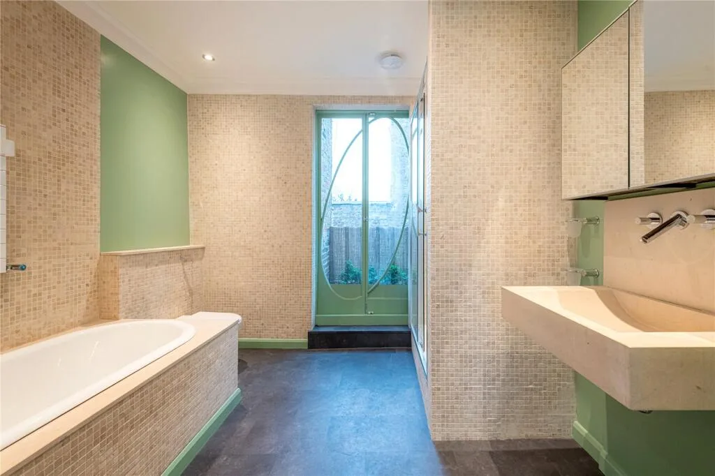 3 bedroom maisonette for rent
