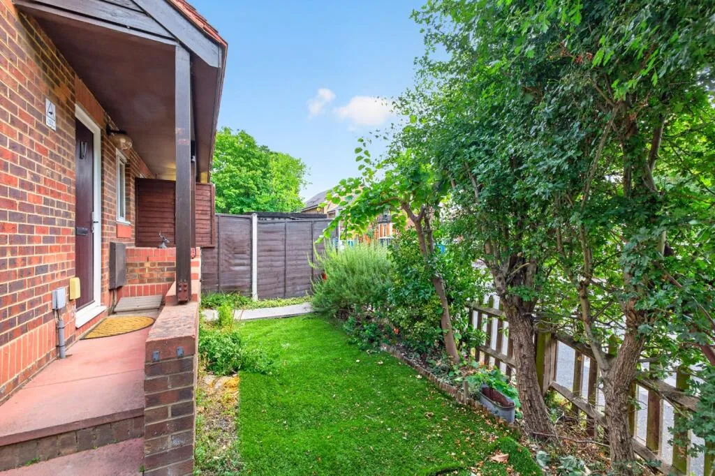 1 bedroom end of terrace house for rent