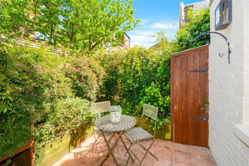3 bedroom semi-detached house for rent