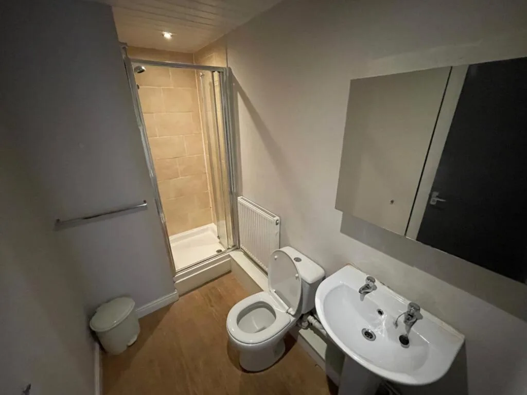 5 bedroom end of terrace house for rent