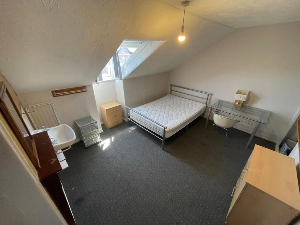 5 bedroom end of terrace house for rent