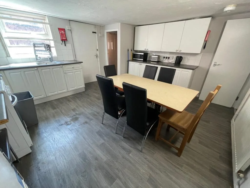 5 bedroom end of terrace house for rent