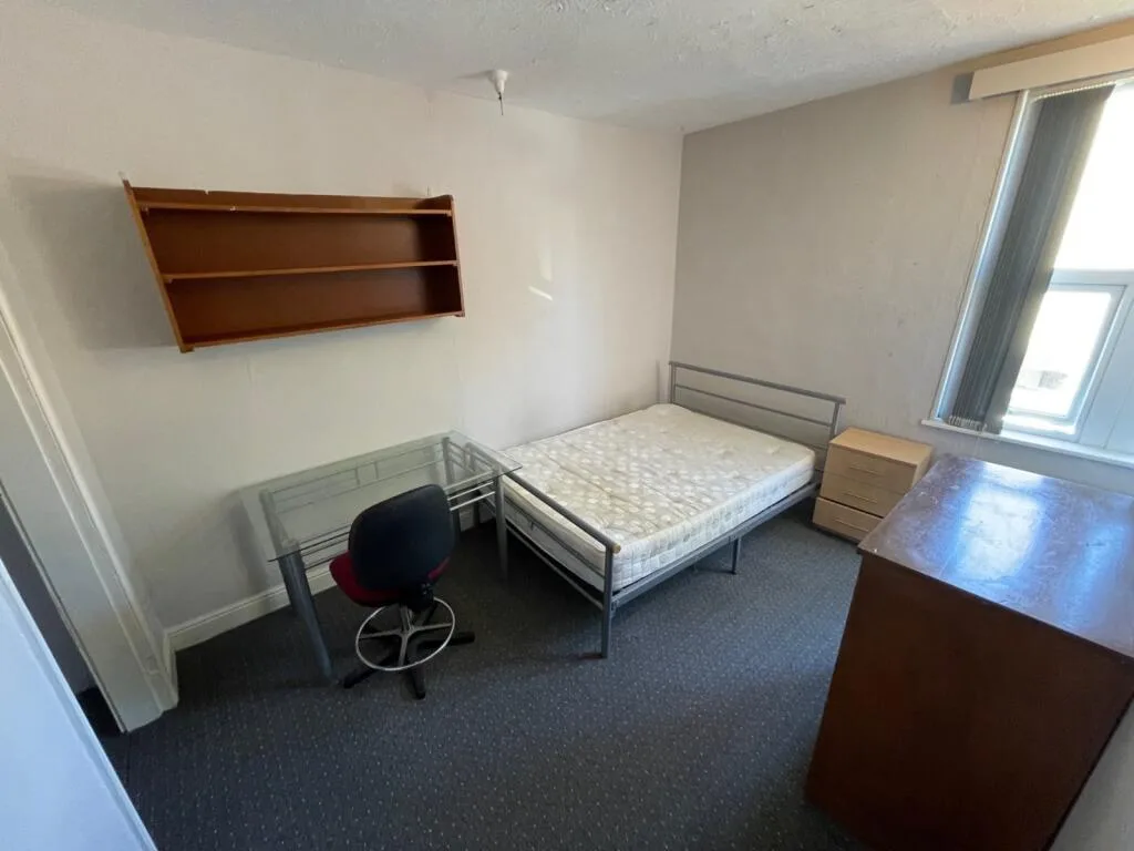 5 bedroom end of terrace house for rent