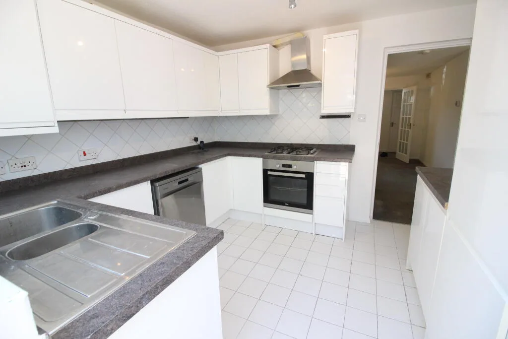 4 bedroom end of terrace house for rent