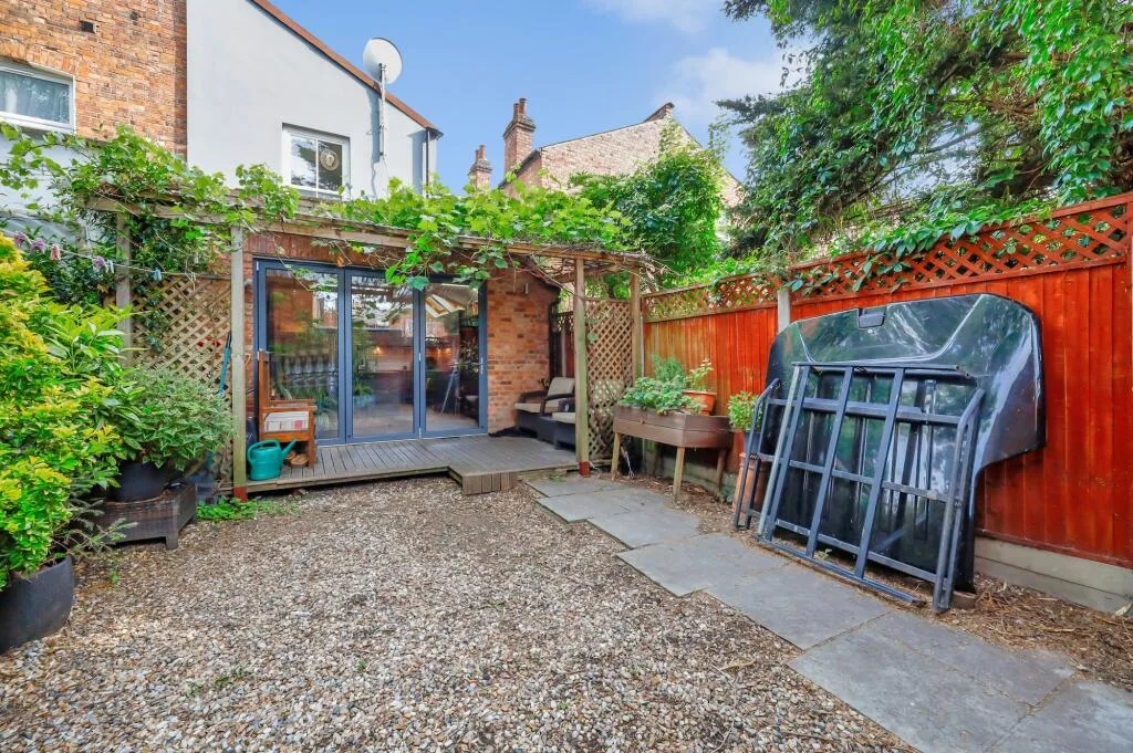 5 bedroom terraced house for rent