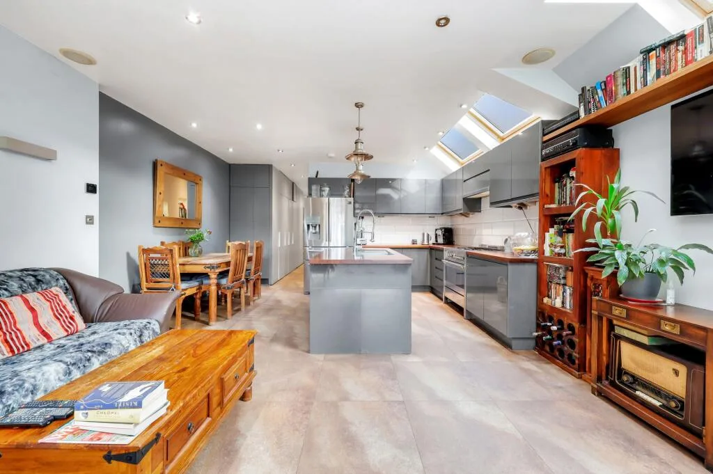 5 bedroom terraced house for rent